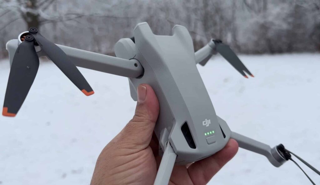 Dronă DJI scoasă din frig, pregătită pentru calibrare
