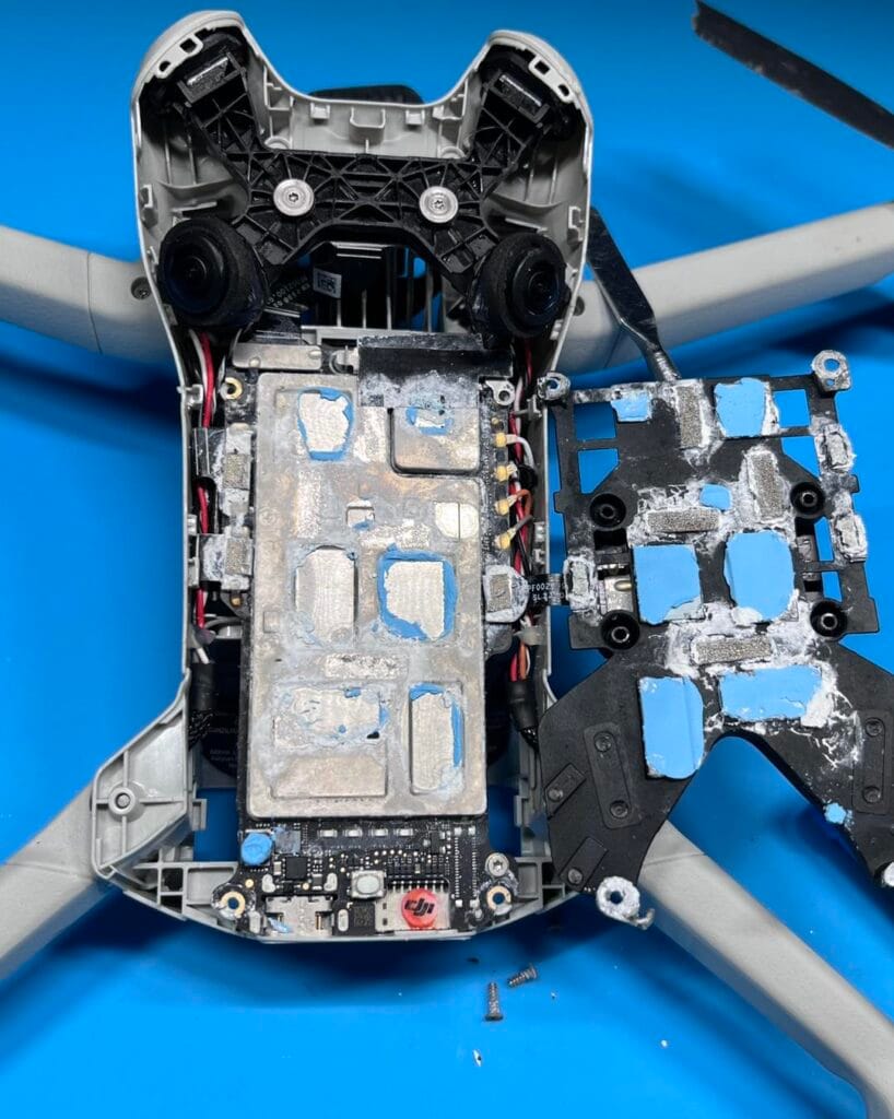 Oxidare pe placa electronică a unei drone DJI după contact cu apă | Felix ServDron