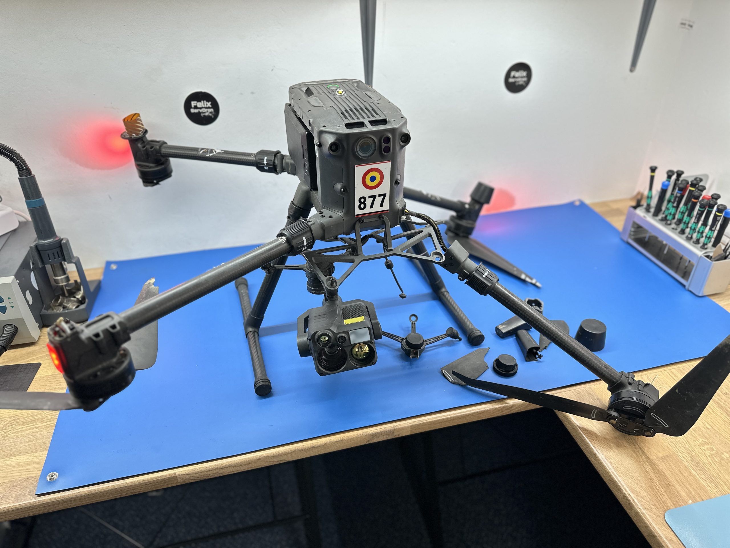 Drona DJI Matrice Enterprise cu elice si brate deteriorate